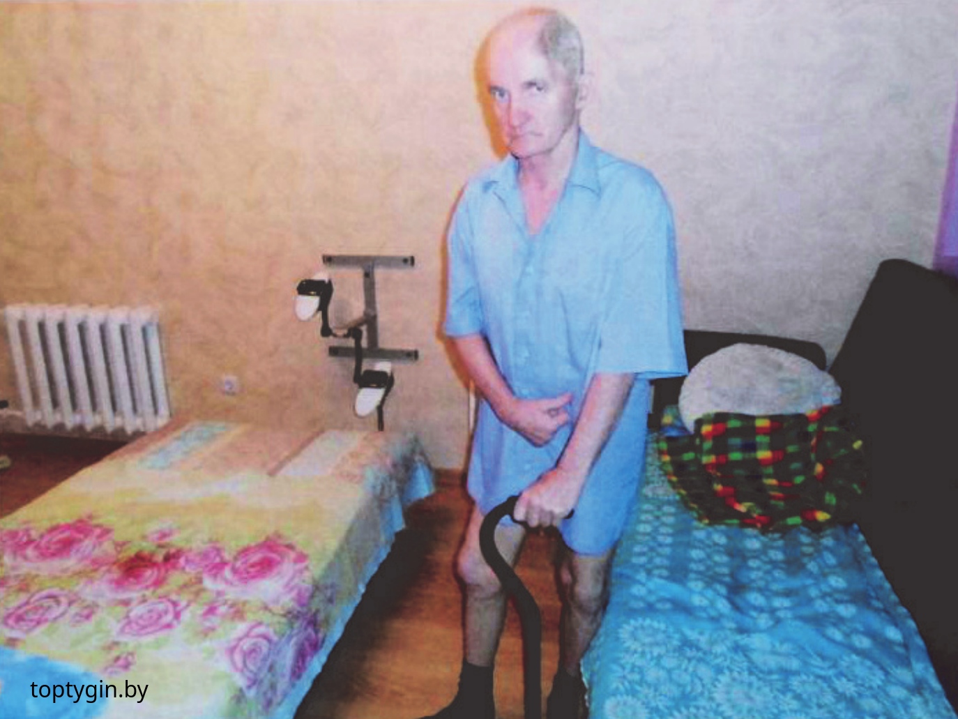 Мужчина стоит с тросточкой